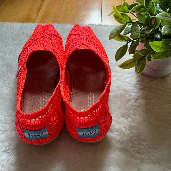 Toms womenswear neon coral crochet shoes - Picture 2 of 7